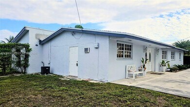 10351 SW 49th St in Miami, FL - Foto de edificio - Building Photo