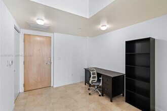 350 S Miami Ave, Unit 2210 in Miami, FL - Building Photo - Building Photo