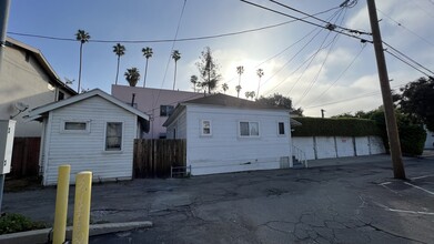 1537 Corinth Ave in Los Angeles, CA - Foto de edificio - Building Photo