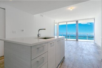 650 NE 32nd St, Unit 4006 in Miami, FL - Building Photo - Building Photo