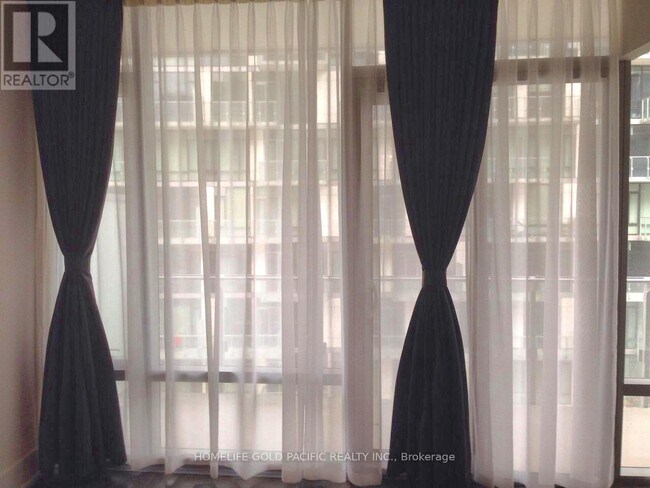 39 Queens Quay E in Toronto, ON - Building Photo - Building Photo