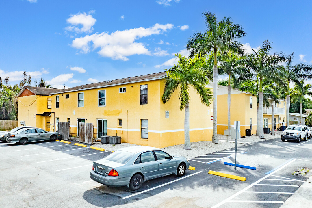 3950 Lora St in Ft. Myers, FL - Building Photo