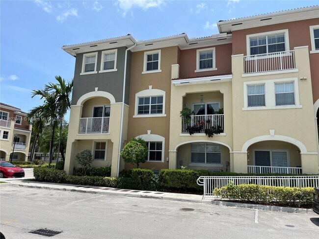 10800 NW 88th Terrace in Doral, FL - Building Photo - Building Photo