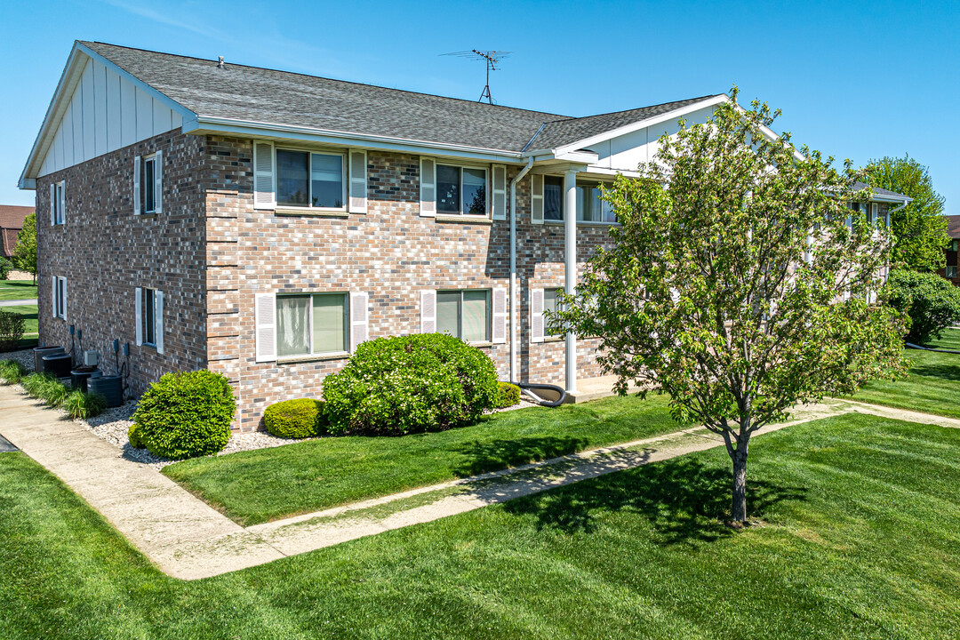 Whitnall Park Square in Franklin, WI - Building Photo