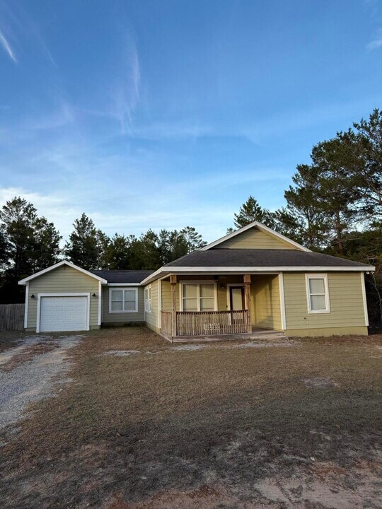 129 Daisy Ln in Defuniak Springs, FL - Building Photo