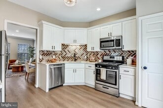 12527 Heykens Ln in Linton Hall, VA - Building Photo - Building Photo