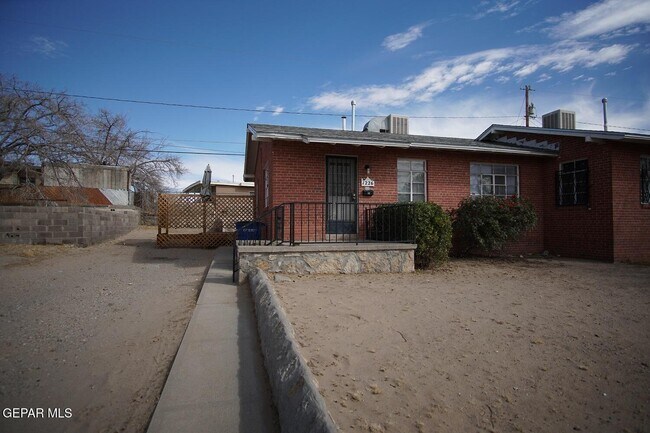 1226 Huckleberry St in El Paso, TX - Building Photo - Building Photo