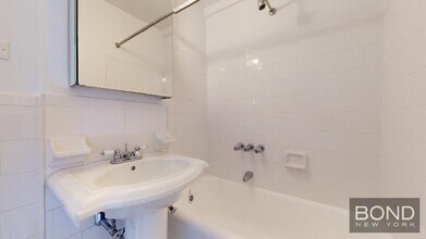 95 Christopher St in New York, NY - Building Photo - Building Photo