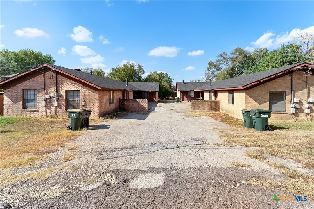 1120 Hazelton St in San Marcos, TX - Foto de edificio