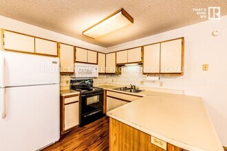 686 W Martha Dr in Fayetteville, AR - Foto de edificio - Building Photo