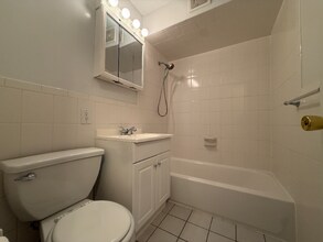 208 Undercliff Ave, Unit 2 in Edgewater, NJ - Building Photo - Building Photo