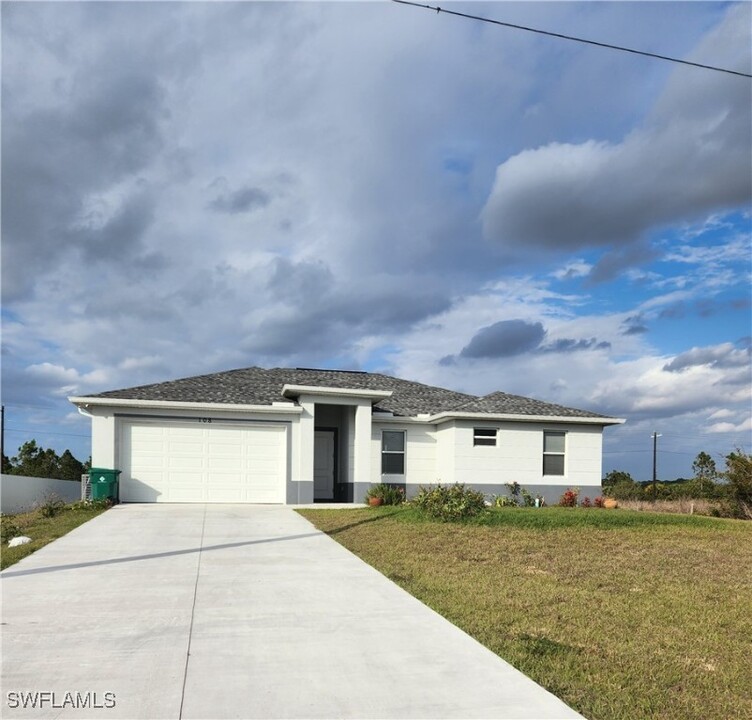 108 Bethlehem Pl in La Belle, FL - Foto de edificio