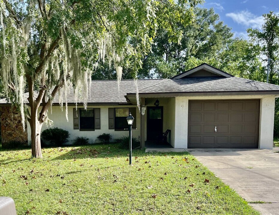 805 Hemlock St in Inverness, FL - Building Photo