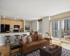 330 W Grand Ave, Unit 1403 in Chicago, IL - Building Photo - Building Photo