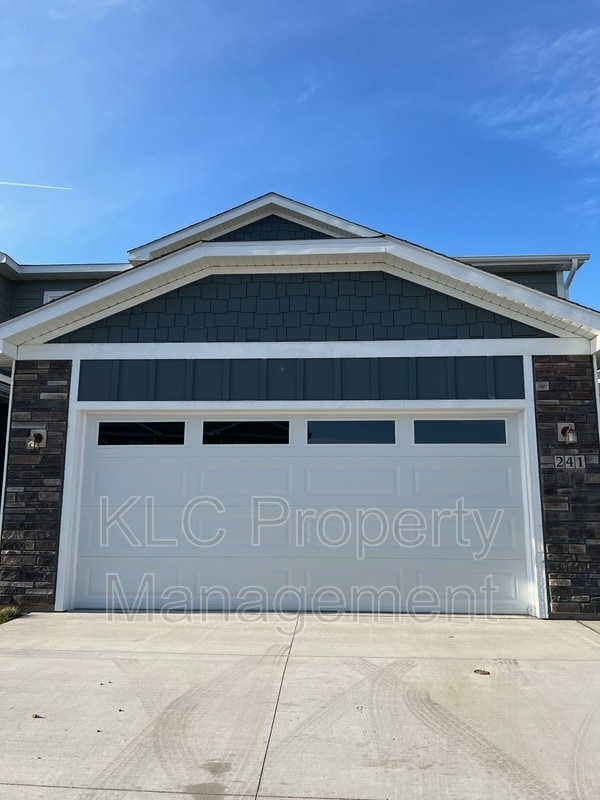 241 NW Greenway Pl in Waukee, IA - Building Photo - Building Photo