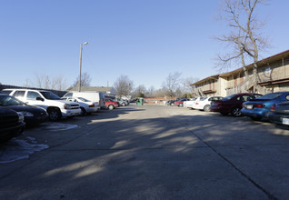 Colony West Apartments in Wichita, KS - Building Photo - Building Photo