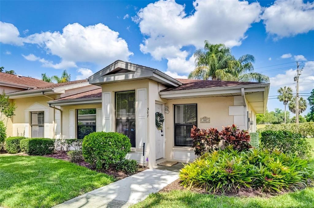 307 Kelsey Way in Sun City Center, FL - Foto de edificio