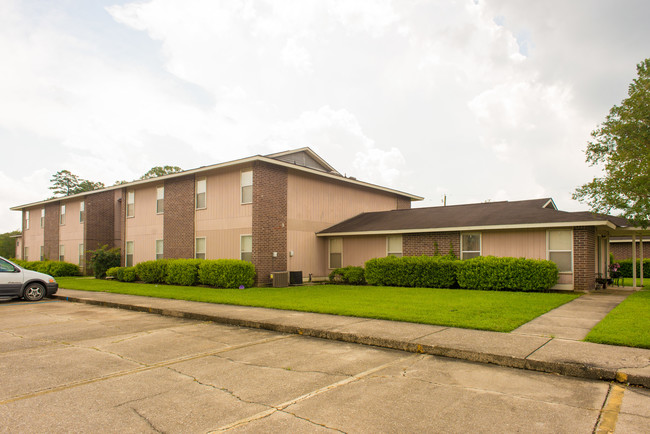 Livingston Manor Apartments in Denham Springs, LA - Building Photo - Building Photo