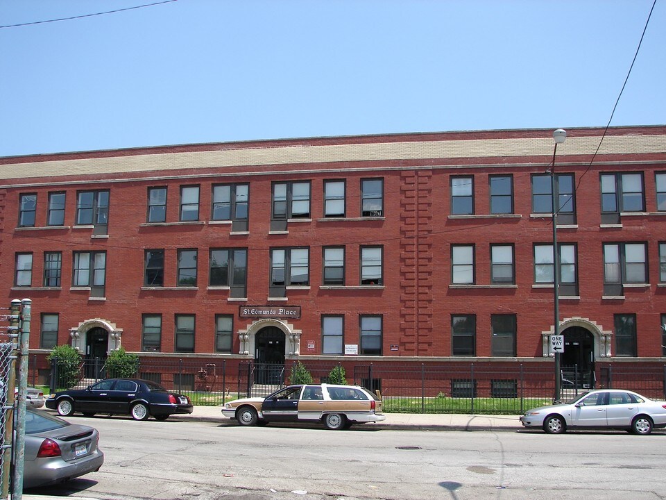 St. Edmund's Place in Chicago, IL - Building Photo