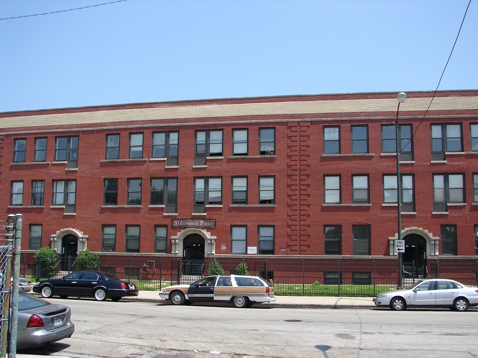 St. Edmund's Place in Chicago, IL - Foto de edificio