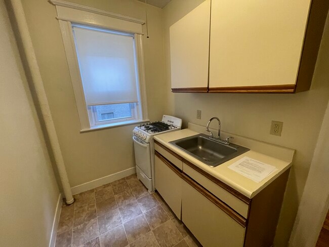 19 Woodstock Ave, Unit 4