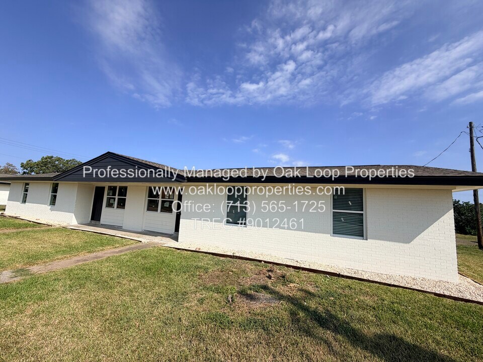 2004 W Texas Ave in Baytown, TX - Building Photo