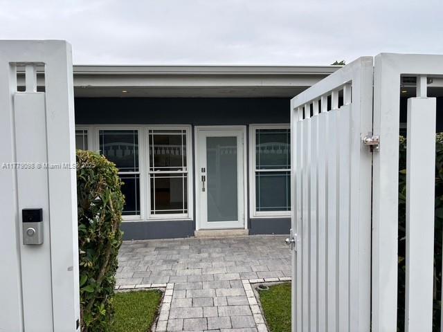 1951 NE 185th Ter in North Miami Beach, FL - Foto de edificio - Building Photo