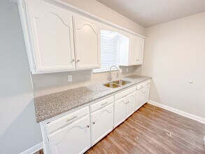 320 E Hillcrest Ln in Mustang, OK - Building Photo - Building Photo