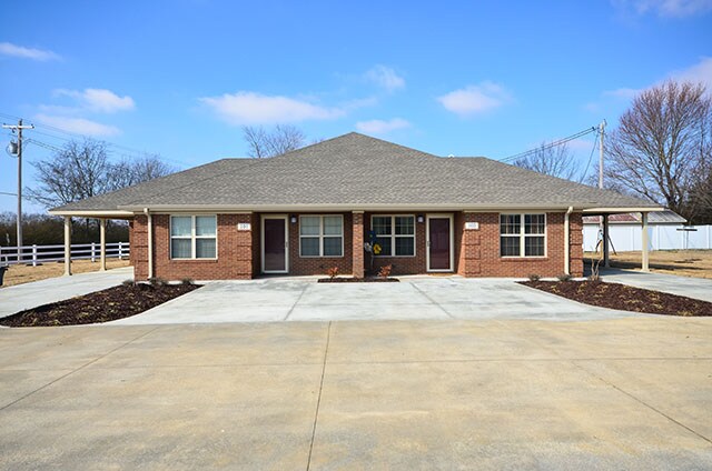 Village Park Apartments in Killen, AL - Foto de edificio
