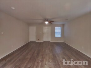 8718 Segura Wy in San Antonio, TX - Foto de edificio - Building Photo