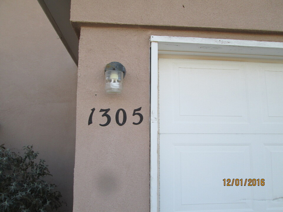 1305 Amole Vista St SW in Albuquerque, NM - Foto de edificio