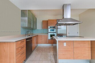 218 SE 14th St, Unit 1203 in Miami, FL - Building Photo - Building Photo