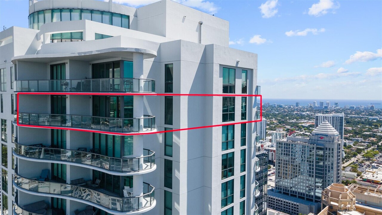 100 E Las Olas Blvd in Fort Lauderdale, FL - Building Photo