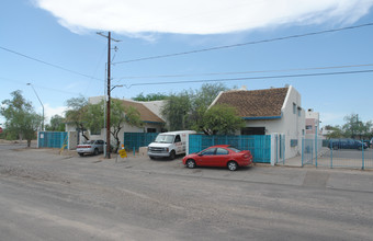 1 E Navajo Rd in Tucson, AZ - Building Photo - Building Photo