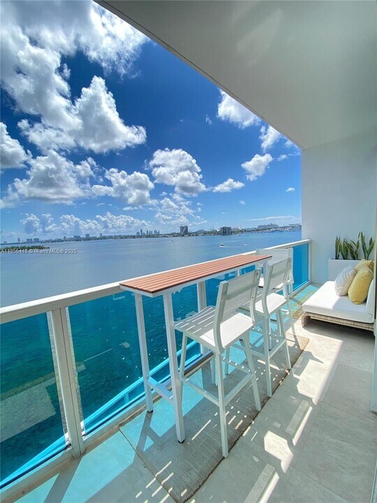 725 NE 22nd St in Miami, FL - Building Photo