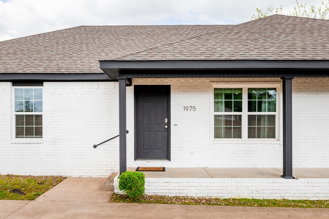 1975 W Deane St in Fayetteville, AR - Building Photo - Building Photo