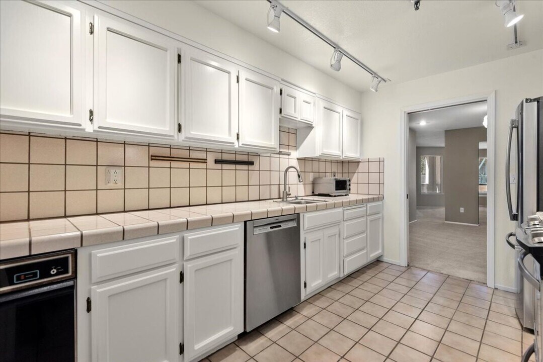365 Forest Ave in Palo Alto, CA - Building Photo