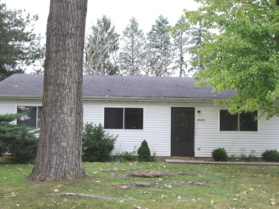 25274 W Lincoln Dr in Lake Villa, IL - Building Photo