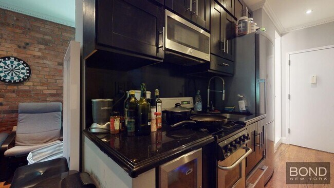 325 E 5th St in New York, NY - Building Photo - Building Photo