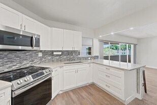 203 W Greenway Dr in Royal Palm Beach, FL - Building Photo