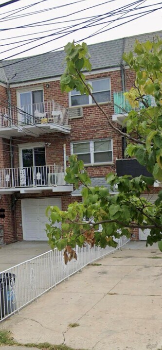 58-11 74th St in Queens, NY - Building Photo
