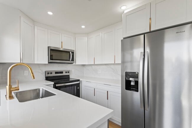 6225 NW 171st St in Hialeah, FL - Building Photo - Building Photo