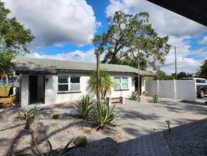 11740 N 17th St in Tampa, FL - Building Photo - Primary Photo