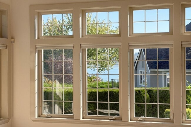 8479 NE Woodland Cove Dr in Kirkland, WA - Building Photo - Building Photo