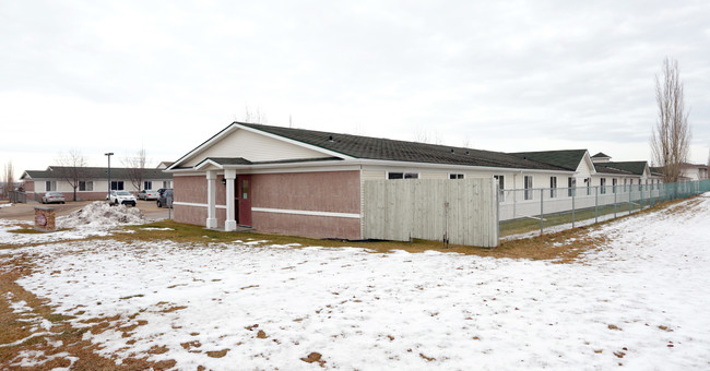 Grove Manor in Spruce Grove, AB - Building Photo - Building Photo