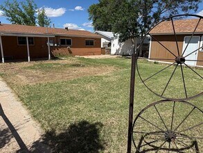 1327 E Rose Ln in Hobbs, NM - Building Photo - Building Photo
