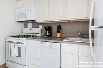 175 Freeman St, Unit 301 in Brookline, MA - Building Photo - Building Photo