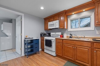 42 Lakeview Terrace in Oakland, NJ - Building Photo - Building Photo