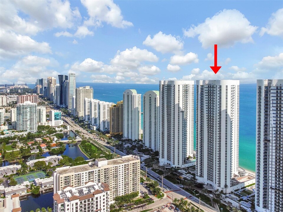 15901 Collins Ave in Sunny Isles Beach, FL - Building Photo