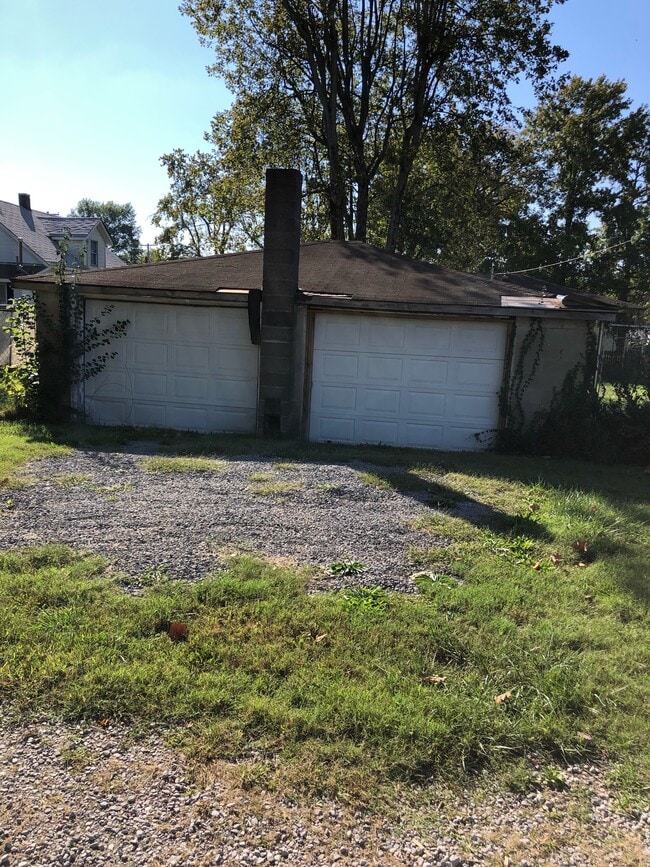 1203 Benton Ave in Johnston City, IL - Building Photo - Building Photo